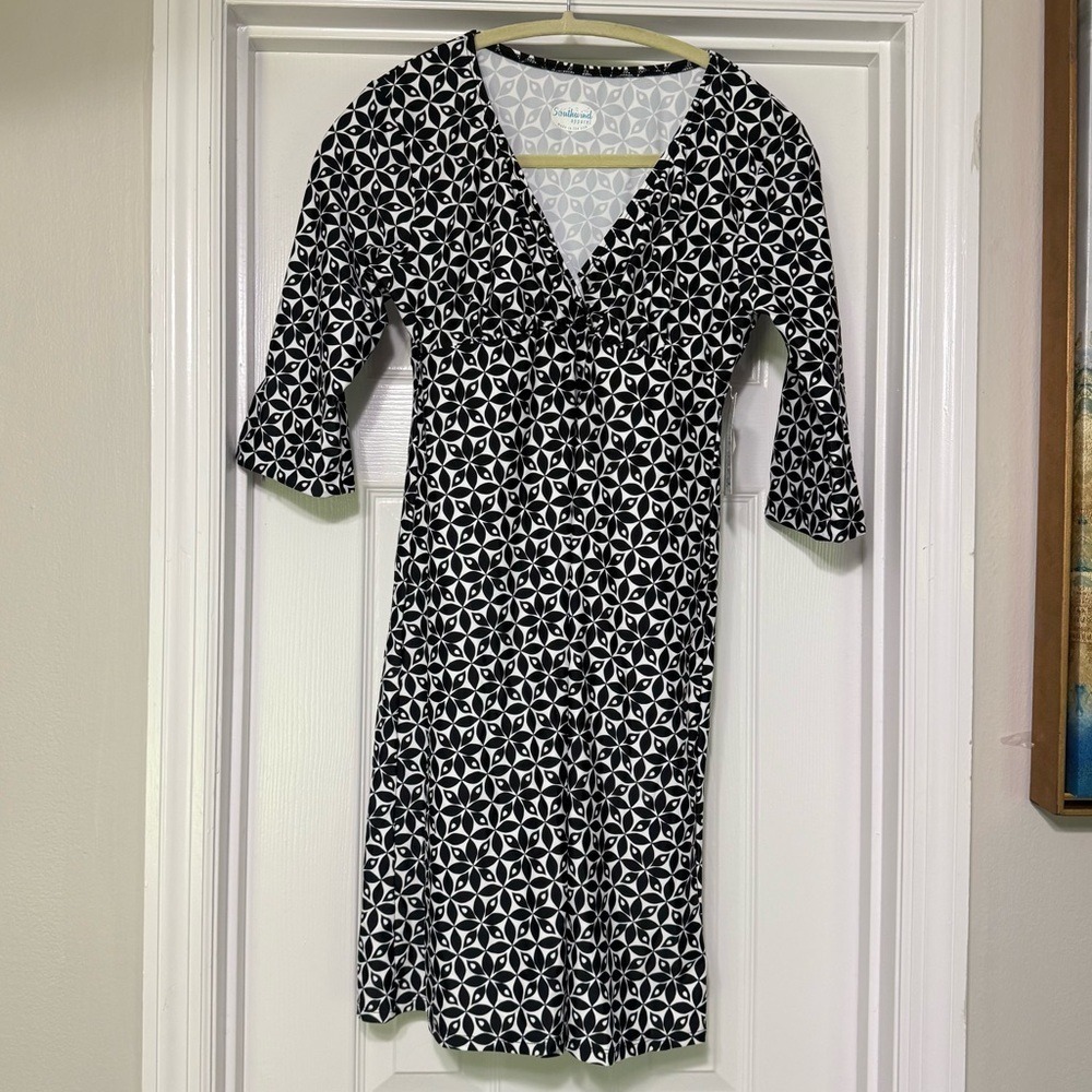 Southwind Hudson 3/4 Sleeve V-neck Dress Medium Petals Black and White‎